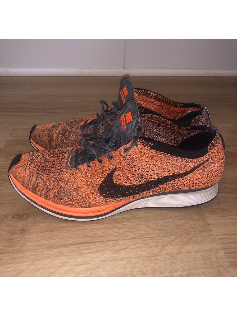 NIKE FLYKNIT RACER TOTAL ORANGE WHITE DARK GRAY BLACK RUNNING SHOES MENS SIZE 10